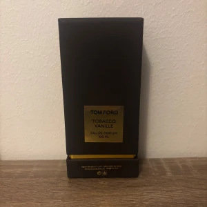 Tom Ford Tobacco Vanille 100ml - Lyxig och ikonisk parfym från Tom Ford. Tobacco Vanille Eau de Parfum i 100 ml flaska. Tillverkad i USA. Perfekt för dig som vill sticka ut med en exklusiv doft. Fick den present av min bror från USA men tyckte inte den passade mig om du tycker om doften tveka inte på att köpa (kvitto ingår också)