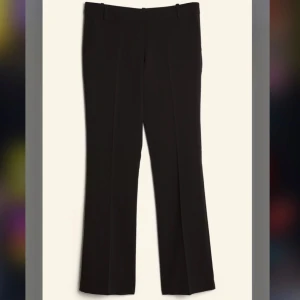 Bikbok kostymbyxor  - VERA kostymbyxor fårn bikbok med låg midja (Regular längd) inprincip helt nya tagit av lapparna men bara testat dom på, säljer pga finns ingen bik bok affär i närheten av mig så kan inte lämna tillbaka😀