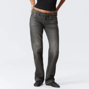 Arrow low waist jeans - Mörkgråa jeans från Weekday i modellen arrow low. Jeansen har en rak passform och låg midja. Slutsåld i nästan alla storlekar!