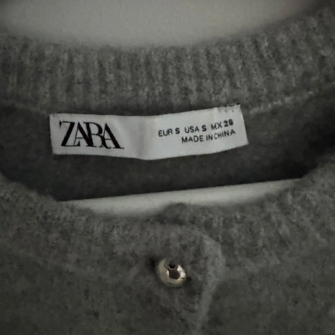 Grå kofta från Zara med pärlknappar - 1
