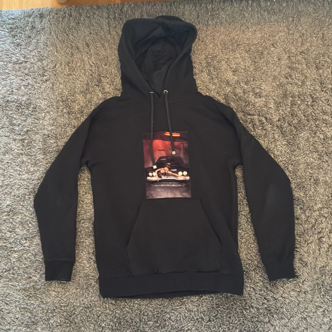 Svart hoodie med tryck och huva