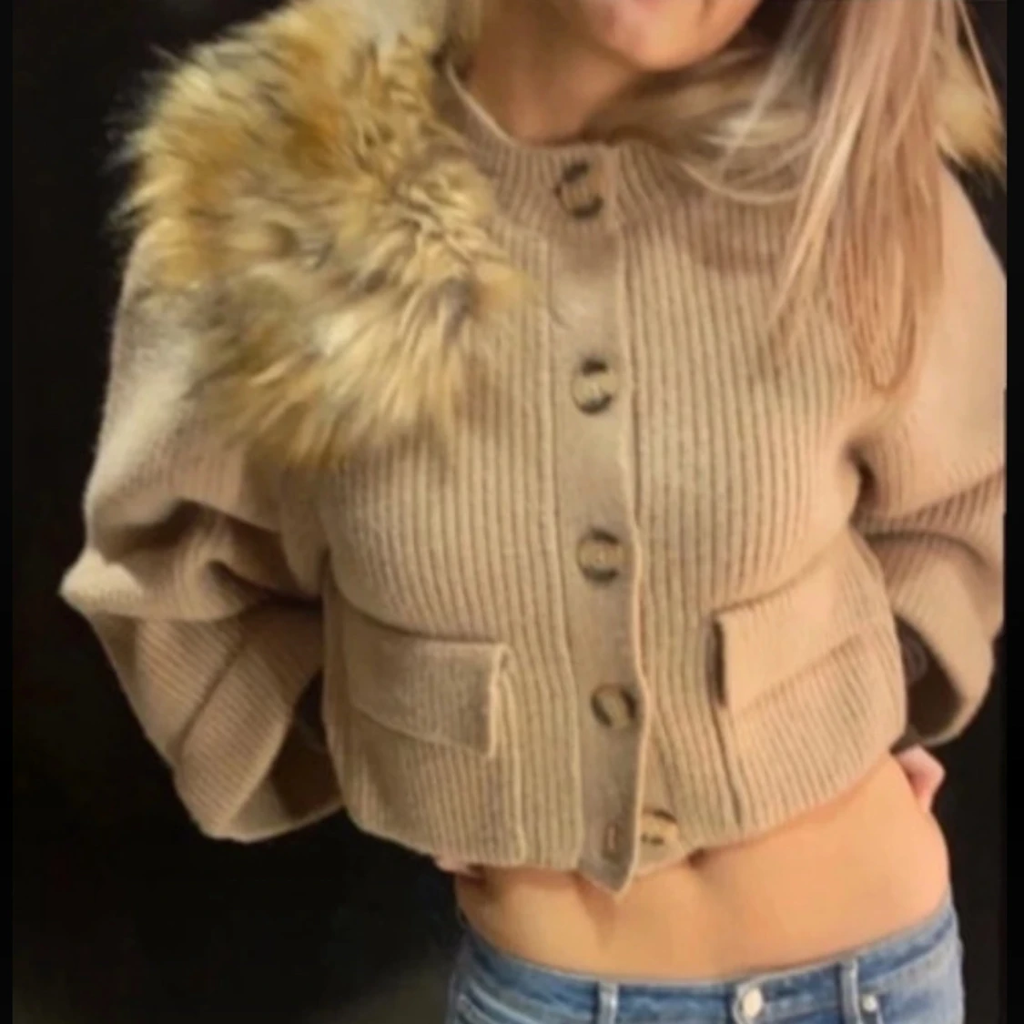 Beige croppad kofta med knappar från Zara