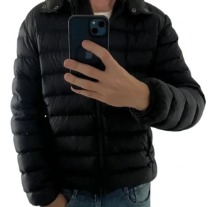 Colmar Jacka Navy - Säljer en ÄKTA dunjacka från Colmar i mörkblått. Jackan har en avtagbar huva och dragkedja framtill. Perfekt för hösten/vintern. Jackan har dock ett litet hål på ärmen se bild nummer 4, men är lätt att sy ihop till exempel. Storleken är 48 och har en authentication QR kod som leder till Colmars Authentication sida. Priset är ej hugget i sten! Välkomna! 🔥