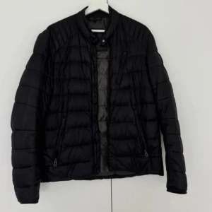 Belstaff Jacka - Säljer nu denna riktigt feta belstaff jacka i storlek S, bra skick förutom ett pyttelitet hål på nedre baksida som knappt syns om man inte kollar väldigt noggrant. Hör av er vid funderingar!