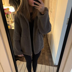 Brun teddyjacka från H&M XS - Mysig brun teddyjacka från H&M i storlek XS. Jackan har en oversized passform, stora fickor framtill och dragkedja hela vägen💖