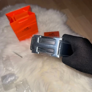 Svart  bälte med silver H-spänne - Skriv vid frågor och har 2 stycken i lager