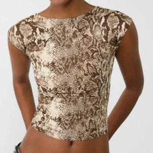 Beige och brun topp med ormmönster - Stradivarius topp med öppen rygg och   ormmönster💕
