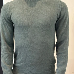 Grön stickad tröja - En stilren grön stickad tröja från Anthony squries! 100% merino ull! Nypris 2000kr och vårt pris är endast 499! Skick 10/10!
