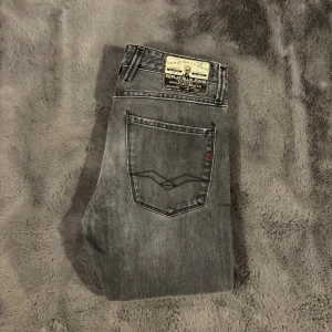 Gråa replay anbass jeans - Säljer dessa riktigt feta replay anbass jeans i storlek w30 L32. Mycket bra skick knappt använda. Riktigt snygg grå färg. Bara att höra av sig vid frågor eller funderingar!