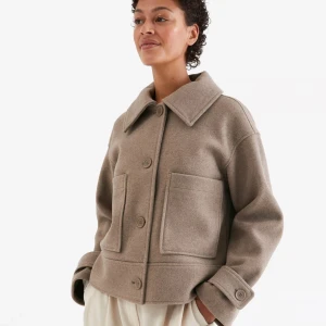 Jacka från Kappahl i nyskick  - Slutsåld, inga defekter, nyskick och väldigt fin jacka nu till hösten och vintern. Köptes i oktober 2023 för 899kr. 