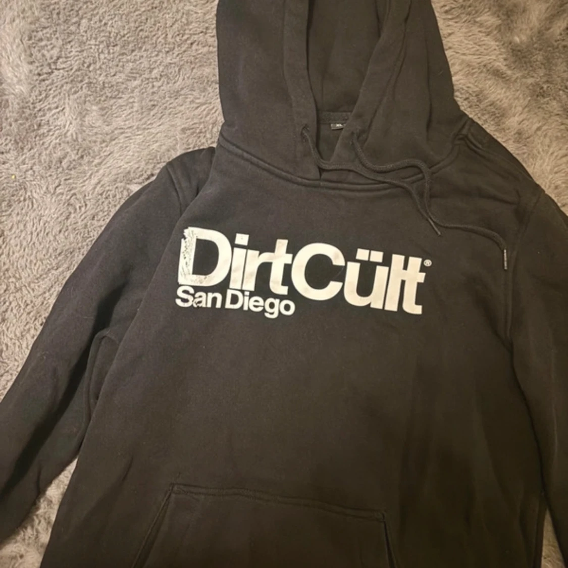 Svart hoodie från DirtCült - 3