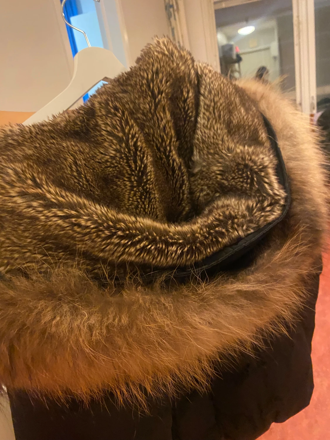 Svart pufferjacka med päls från Hollies - 1