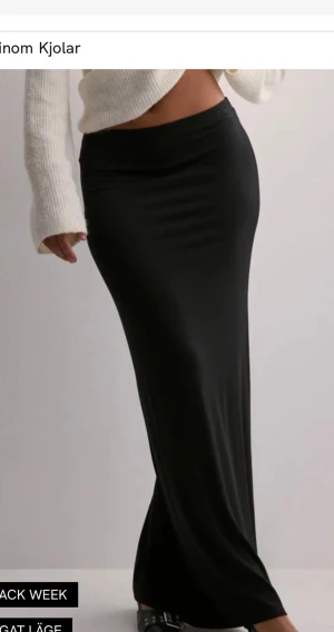 Svart långkjol i stretchigt tyg - Säljer en svart långkjol med tight passform och låg midja. Jag har använt kjolen 2 gånger och köpte den för 300kr. Storlek S. Köpt från Nelly 