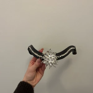 mörkbrunt pannband - Säljer mitt bruna pannband i storlek ponny då jag ej använder brun utrustning längre, endast använt ca 10 gånger och väl omhändertaget! köpt för 500! tveka inte på att höra av er❤️🥰 