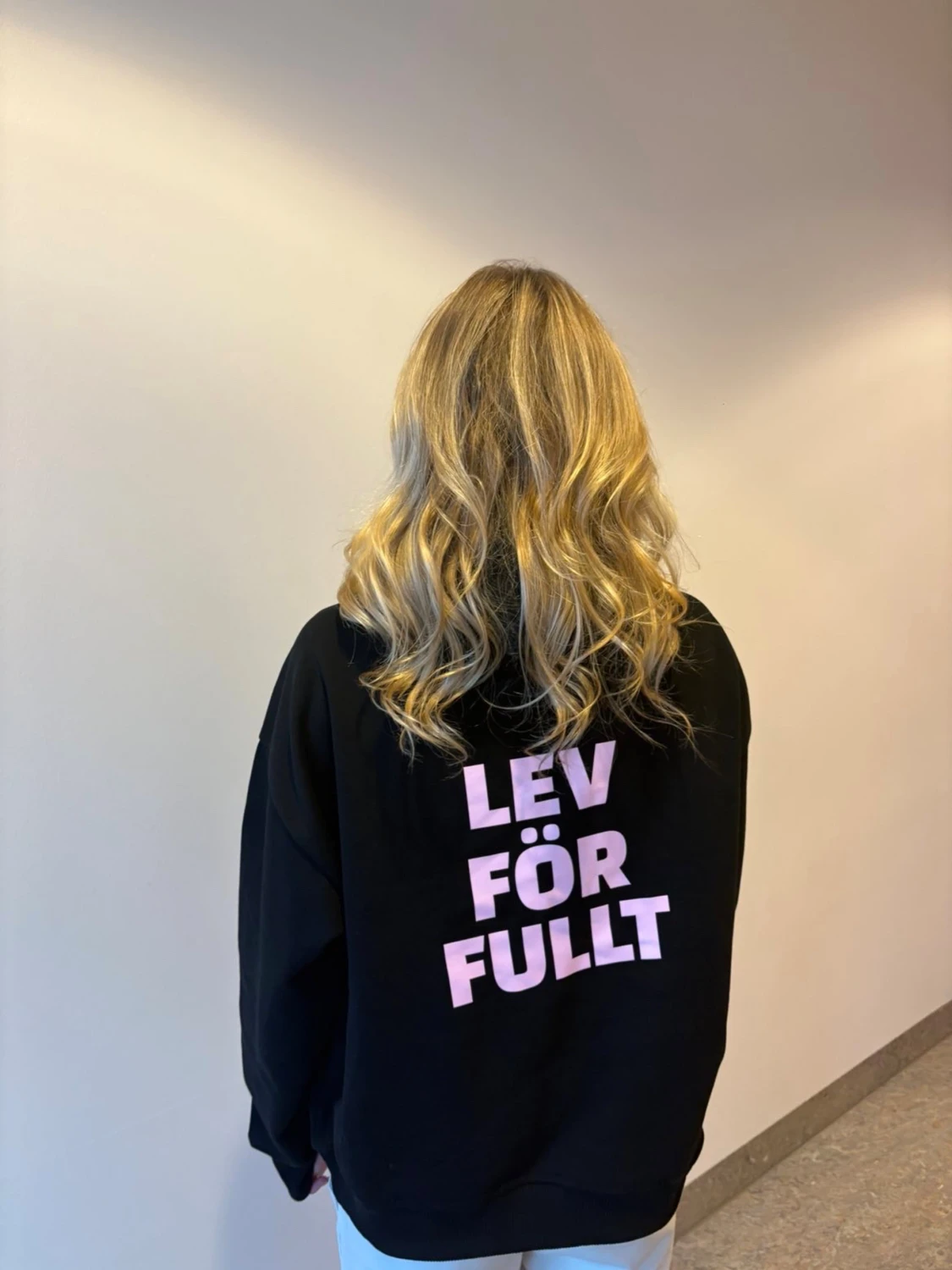 Svart hoodie med rosa text - 1