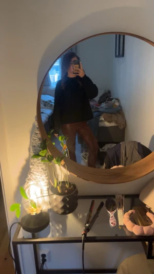 Vinröda skinnbyxor  - Säljer ett par vinröda byxor med rak passform i skinnimitation. Byxorna har en snygg, lite glansig yta och sitter normalt i midjan. Perfekta för dig som vill ha en cool och trendig look med lite edge.