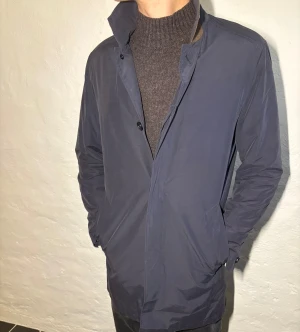 Mörkblå rock - Säljer denna sjukt feta mörkblå rock från bläck. Den är i tech-material och har en fet mörkbrun tygkrage, vilket ger den lite Loro Piana/Brunello Cucinelli känsla. Modellen är 196 lång!