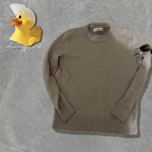 Grå stickad Stone Island tröja - Storlek M, men sitter litet så hade sagt storlek S. Bra skick. Äkta. Passar folk runt 164-172cm. Kontakta för frågor ect