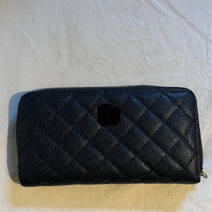 Handväsk - Fin kuvertväska som är rymlig för sin storlek, inte använd mycket💕