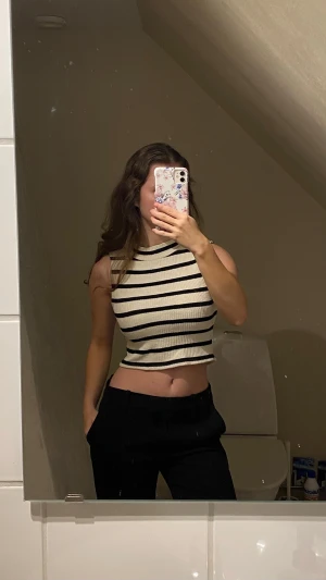 Gina tricot topp - Jättefin topp från Gina tricot i bra skick! Tillhör ett matchande set med en midikjol, se annonsen efter denna om du är intresserad av hela settet eller kjolen❤️ Skriv vid frågor eller för fler bilder🥰