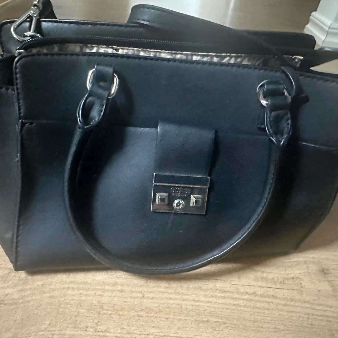 Svart handväska/axelväska från Guess