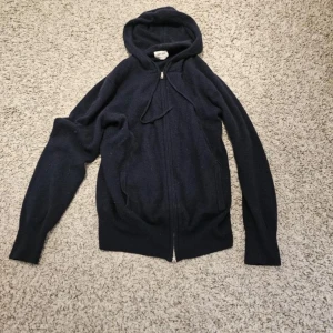 Soft Goat hoodie - Soft Goat hoodie, i bra skick. Har ett väldigt litet hål som knappt syns över vänstra fickan.