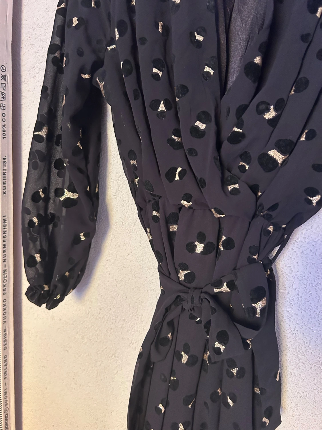 Svart långklänning med guldleopard