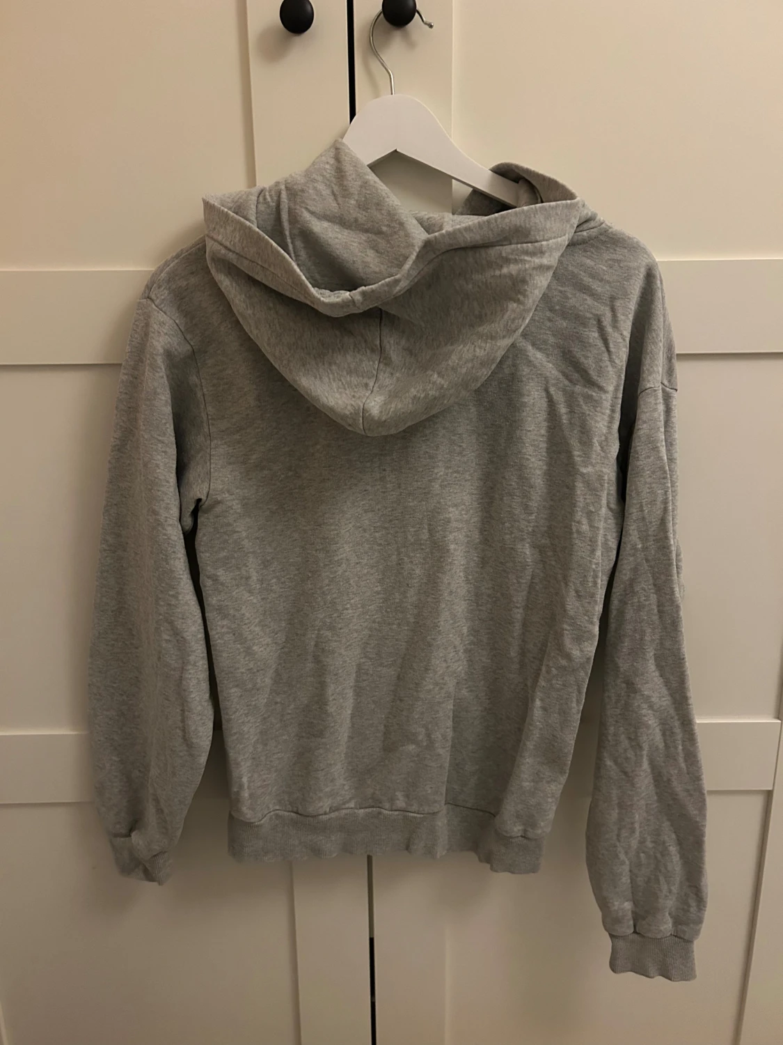 Grå hoodie från H&M med huva - 2