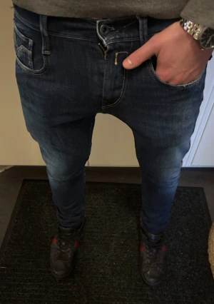 Replay Hyperflex Anbass jeans Mörkblå - Tja! Säljer dessa riktigt snygga Replay anbass jeans| W29 L30 | Färg~Mörkblå | Jag på bilden är 181! Hör av er vid minsta lilla fundering🙌