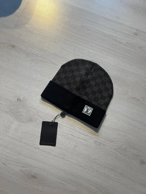 . - Säljer denna feta  mössan perfekt till vintern. Den passar runt XS-S. Helt ny skriv till vid funderingar. Priset kan diskuteras vid snabb affär.