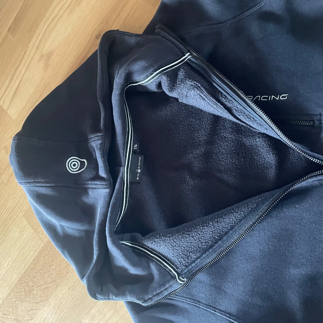 Svart hoodie från Sail Racing - 2