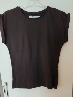 DEDICATED  Charcoal XS - Gråsvart t-shirt med korta ärmar och rund halsringning. Äh äh 44cmx2. Osträckt.