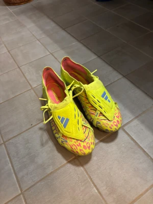 Adidas predetor elite - Säljer min adidas predetor för det inte kommer till användning. Inte allas använda många gånger. Kvitto,låda och elite påsen fås med.
