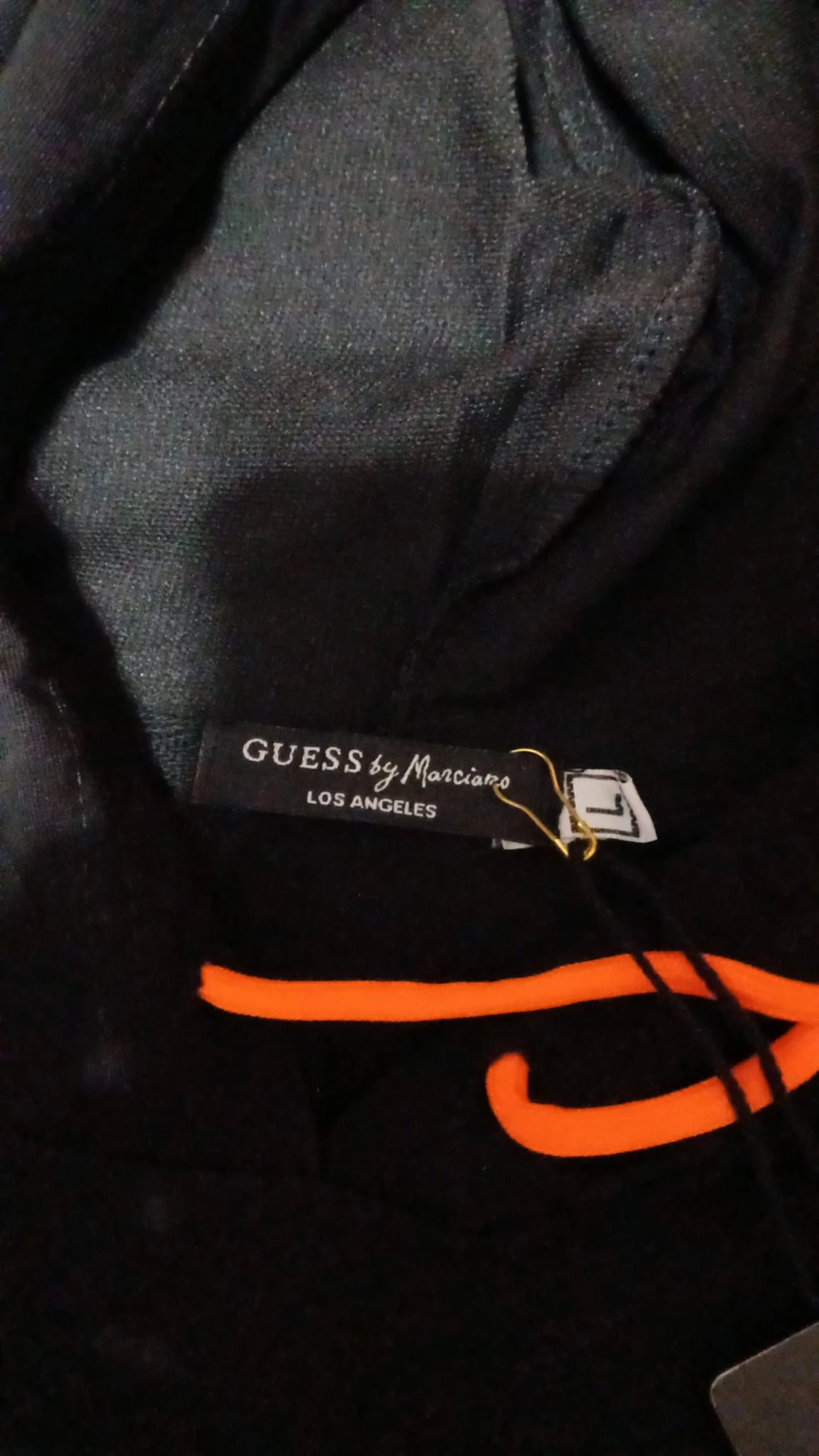 Svart croppad hoodie från Guess - 3