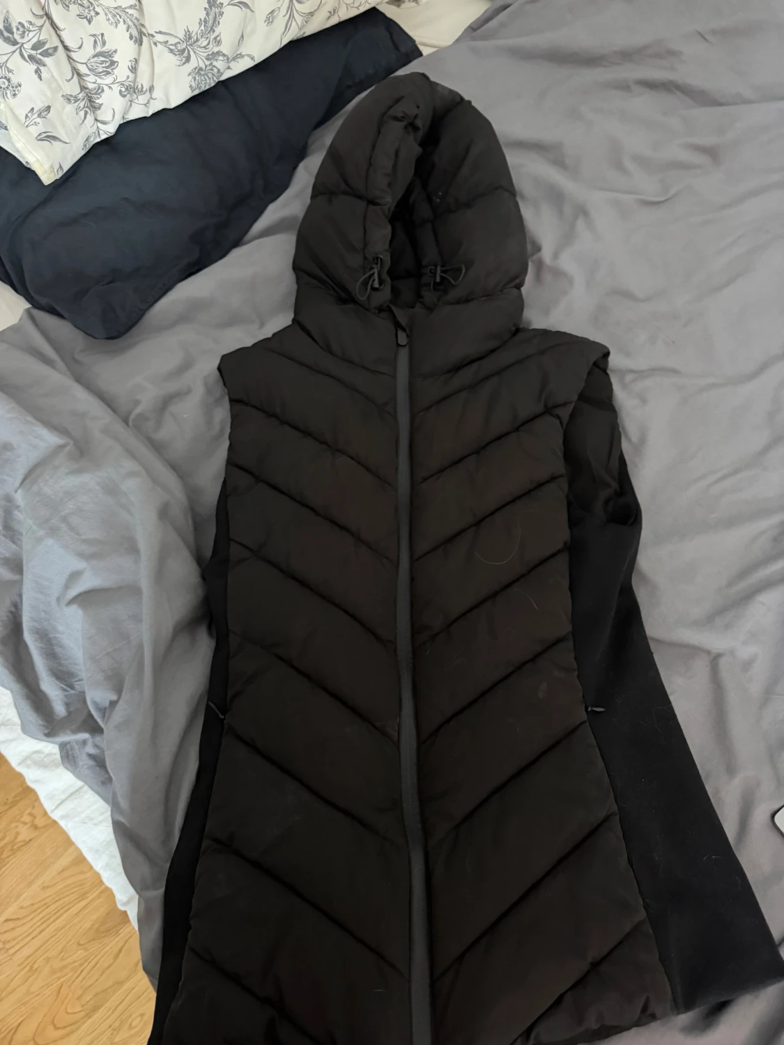 Svart lång dunväst med huva - 1