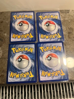 Pokémon Trading Cards - Nidoqueen, Grimer, Haunter, Electrike - Fyra coola Pokémon-samlarkort: Nidoqueen, Grimer, Haunter och Electrike. Perfekt för dig som vill boosta din samling eller spela med vänner!