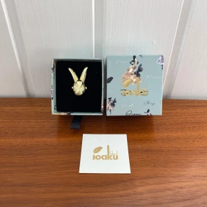 Ioaku har ring - Jättefin ring från ioaku som föreställer en kanin. Den är guldfärgad och aldrig använd, helt ny endas testad. Därav har den inga anmärkningar eller defekter. Ringen är helt slutsåld på hemsidan och nypris är 599kr. Box medföljer. Hör av er vid frågor eller funderingar 💕