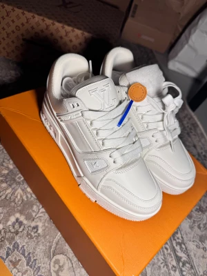 Louis Vuitton - Trainer Sneaker - Dessa skor skulle vara menade som present men är nu till försäljning istället, dom är helt nya och oanvända. Allt som visas på bilderna ovan tillkommer, hör bara av er vid frågor om skorna eller fler bilder! Kan även gå med på ett snabbare köp 