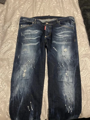 Mörkblå jeans Dsquared - Säljer ett par mörkblå jeans Dsquared använd ett par gånger bara. Storlek L