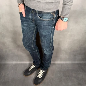 Replay Anbass - - Replay Anbass — Storlek 29/32 — 7/10 - Bra skick, finns täcken på användning — Inkluderat - Jeans — Retail 2000kr — Modellen är 180cm, 65kg