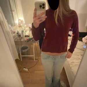 Vinröd stickad polotröja från Koul Edition - Säljer en vinröd stickad polotröja från Koul Edition i storlek XS. Tröjan har lång ärm och en klassisk polokrage som ger en clean och snygg look. Perfekt att matcha med jeans eller kjol för en chill stil.