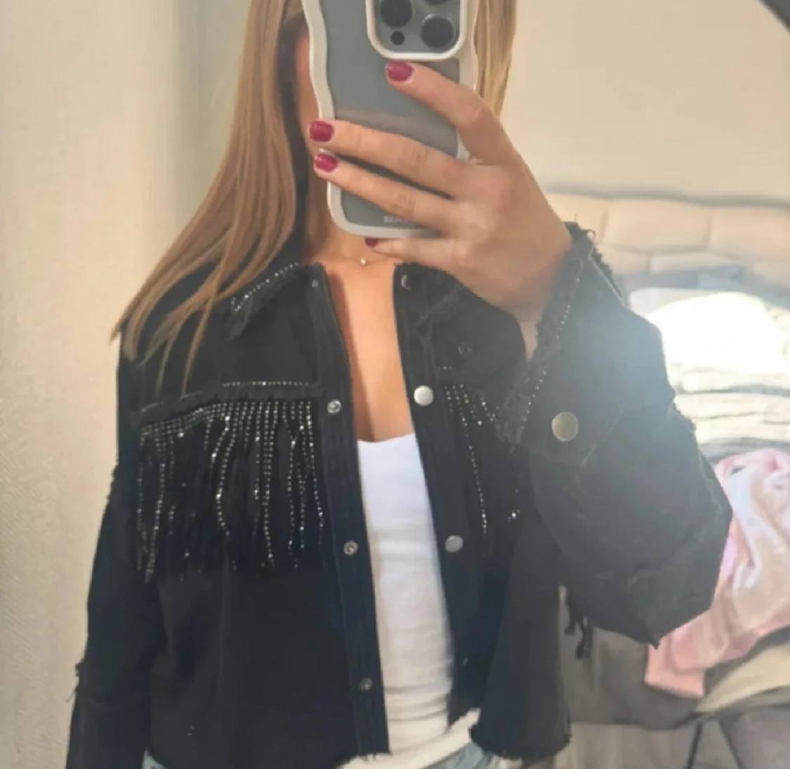 Svart jeansjacka med pärlfransar