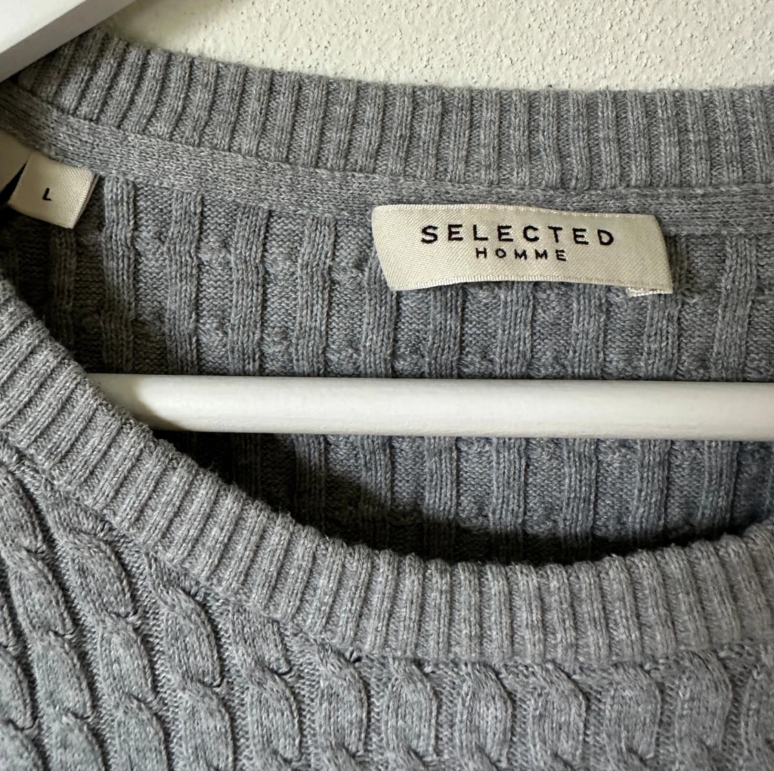 Grå kabelstickad tröja från Selected Homme - 2