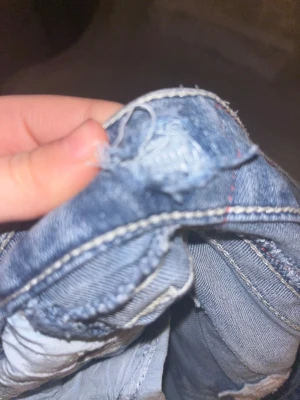 True religion jeans  - Säljer dessa true religion jeans i modell joey, i storlek W25. Säljer dessa för dom är för stora för mig. Dom är klippta vid längderna för tjejen jag köpte av klippte av längderna. Sen i midjan asså i tyget är de 2 hål för har haft en skosnöre där, för dom har varit för stora. Men dom 2 hålen syns såklart inte utanpå jeansen. Kan sälja för 499