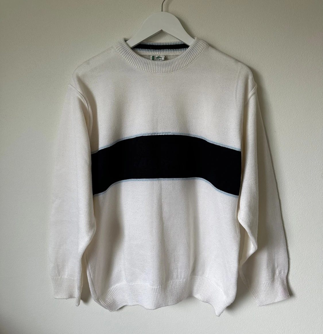 Vit stickad Lacoste tröja med mörkblått band