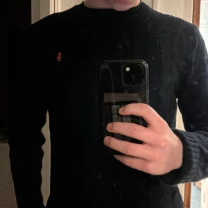 Svart stickad tröja från Ralph Lauren - Skick 9/10 tvättad ett par gånger inget som märks. använt få tal gånger, säljer för att den är lite för lång för mig. storlek S men skulle rekommendera om du är S-M🤗