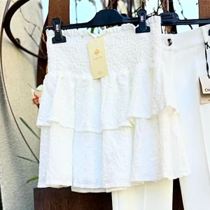 Vit volangkjol från Chelsea - Säljer en  super fin vit volangkjol från Chelsea, perfekt till våren och sommaren. Varan är aldrig använd, men har inte lappen kvar 💕💕🩷🥂