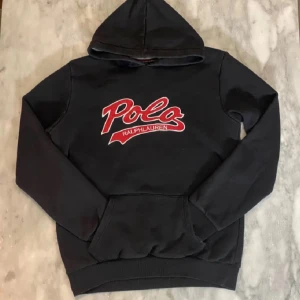 Polo Ralph lauren hoodie - Säljer nu en sjukt snygg polo Ralph lauren hoodie. Hoodien är i bra skick, men saknar etikett. Priset är diskuterbart vid smidig affär, har du fler frågor är det bara att höra av dig/Olle. 