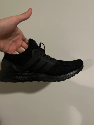 Ultra Boost - Ultra boost i färgen svart, har storlek 44 och 43
