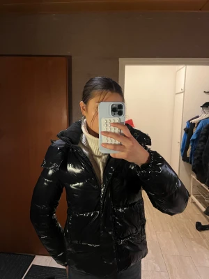 Calvin Klein jacka  - Säljer denna jättefina glansiga vinterjackan från Calvin Klein som jag köpte förra året. Den är i storlek M men är med som en S då den är liten i storleken. Har inga defekter alls då den är lite använd. Köpt för ca 2000 säljer för 1000, pris kan dock diskuteras💕hör av er vid frågor😊